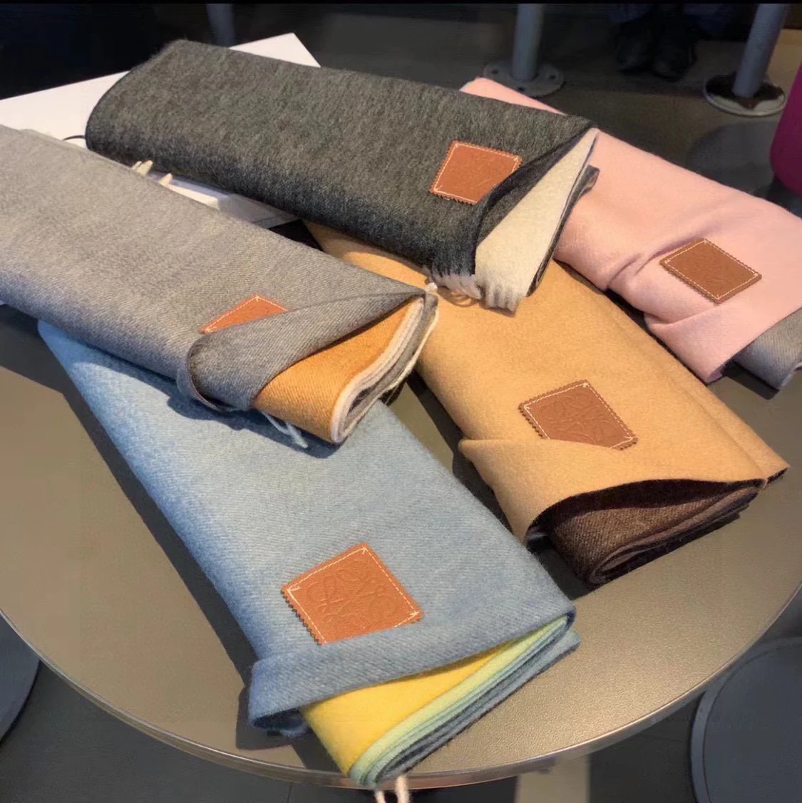 Lolwei - Шарф с кисточками ?Водяная рябь? - Темно-серый