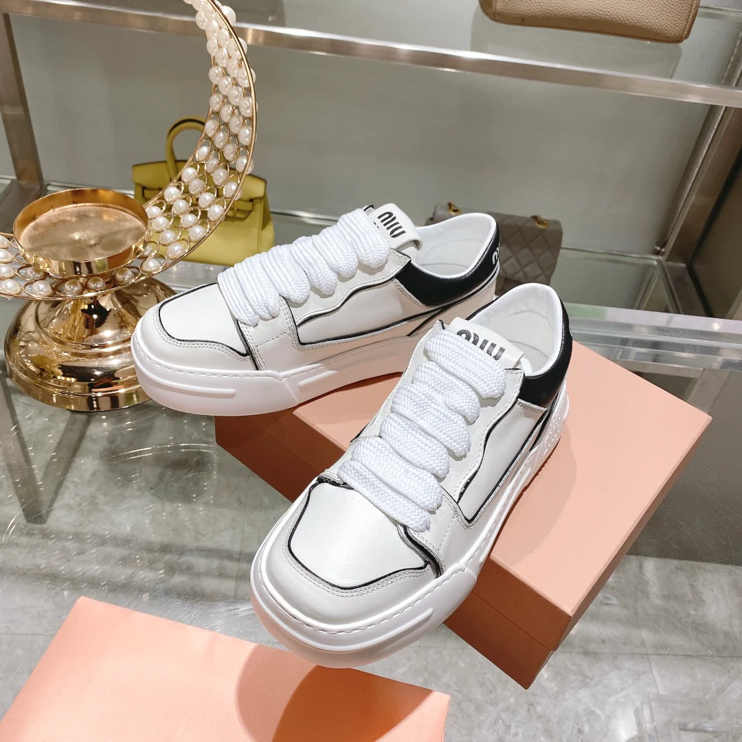 Новинка осенне-зимней коллекции Miu Miu 2022 — белые кроссовки на платформе.