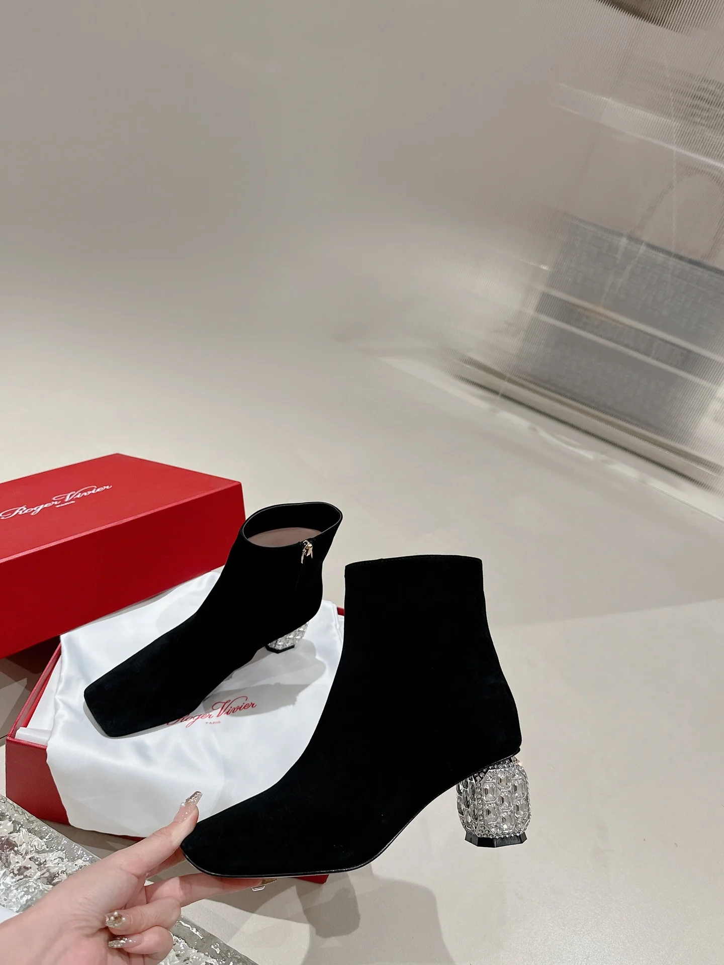 Кожаные ботильоны RV-2024 с ромбовидным рисунком - черные