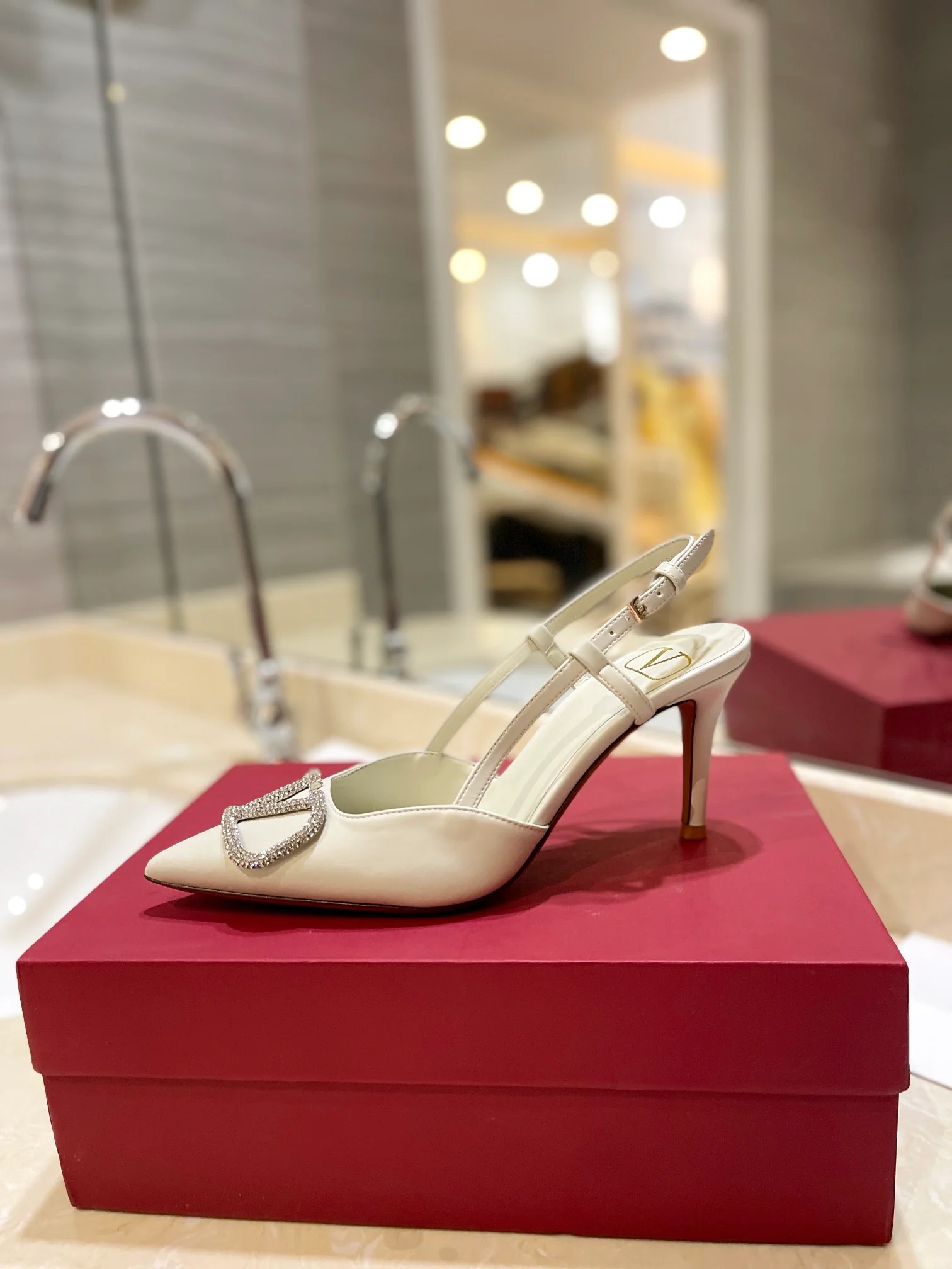 Сандалии Valentino на низком каблуке с хрустальной пряжкой - белые