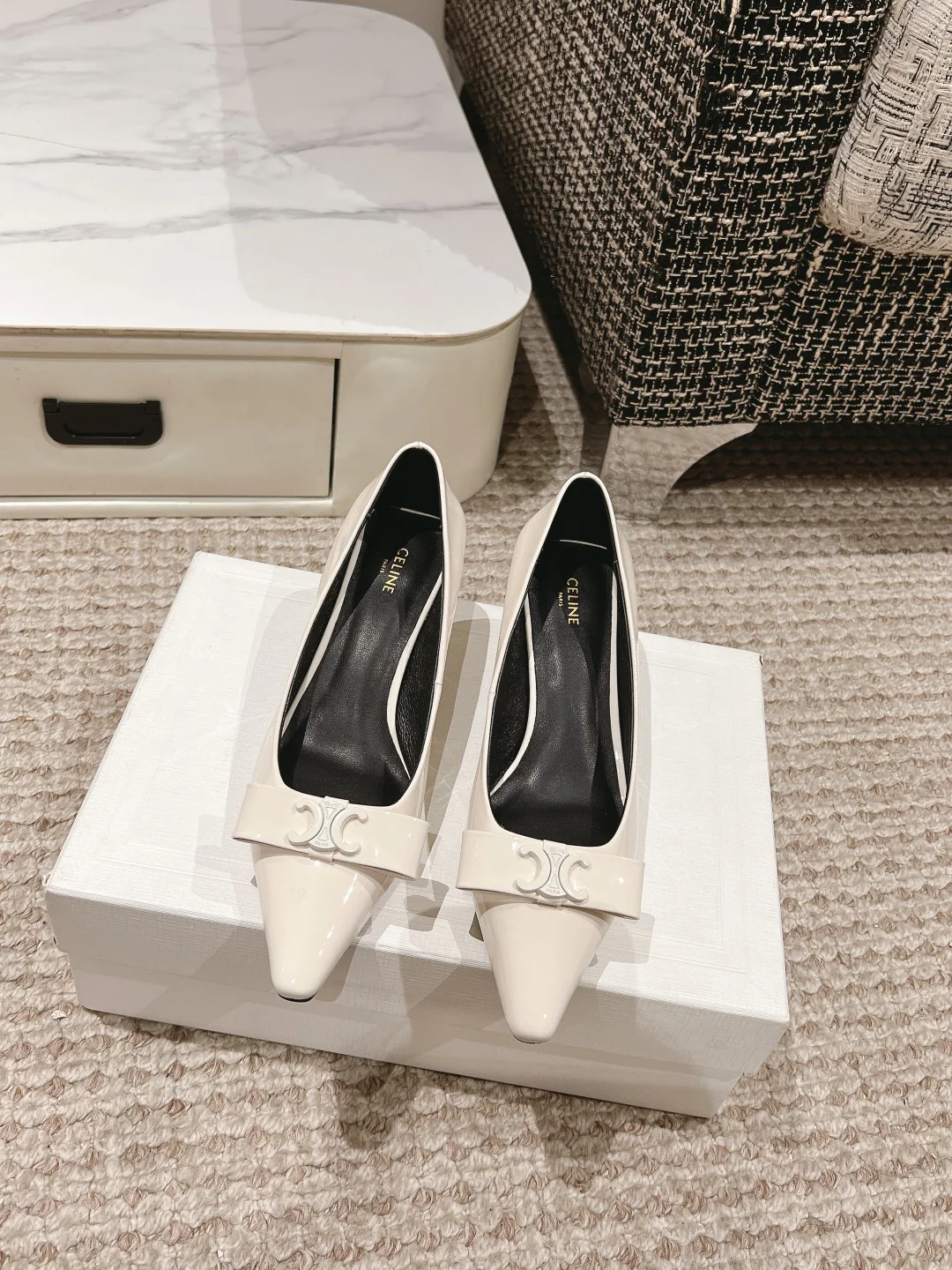 Celine - Туфли-балетки на невысоком каблуке с острым носком и бантом - белые