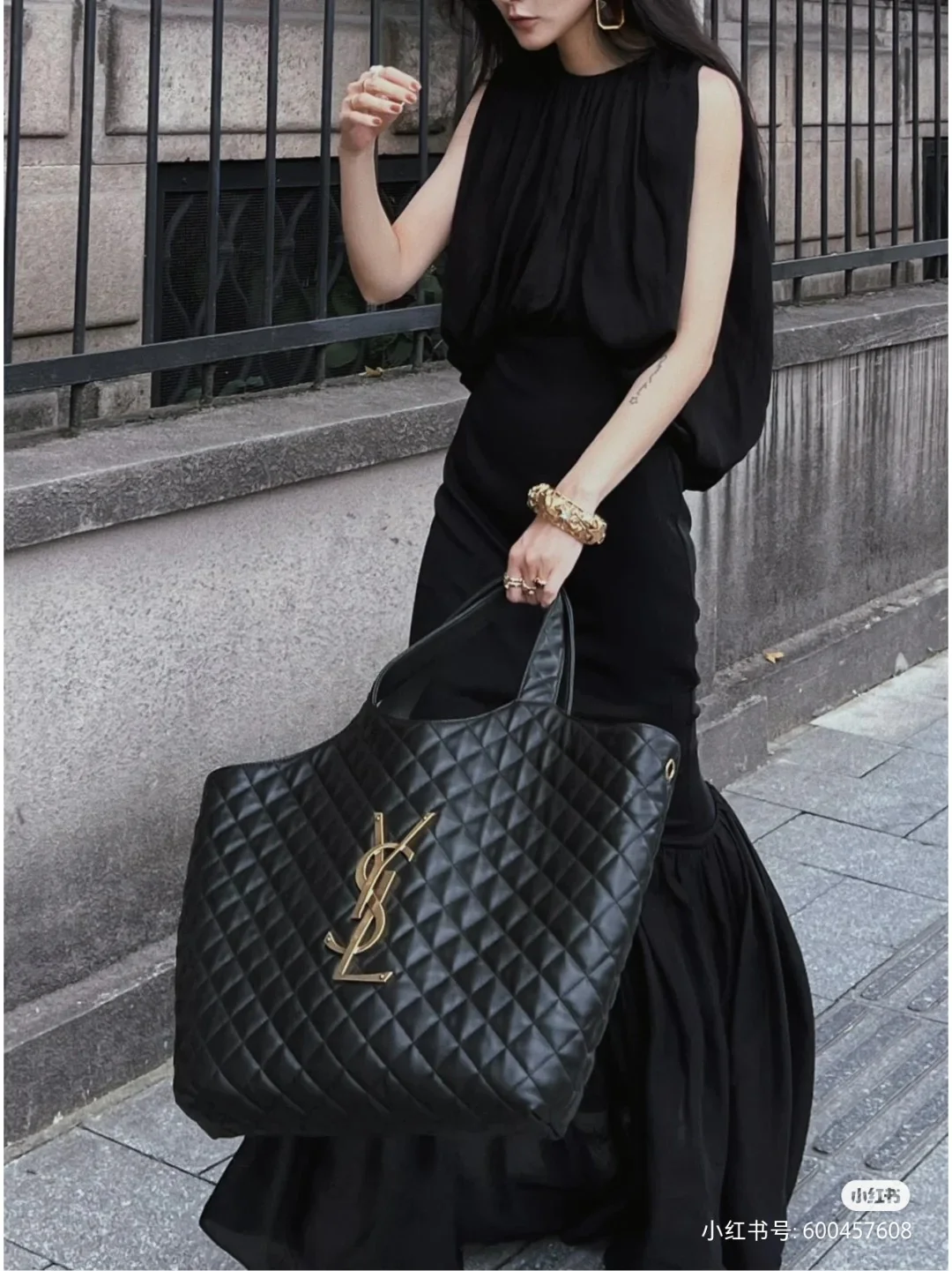 Сумка-тоут YSL Icarre - из овечьей кожи - черная с золотой фурнитурой