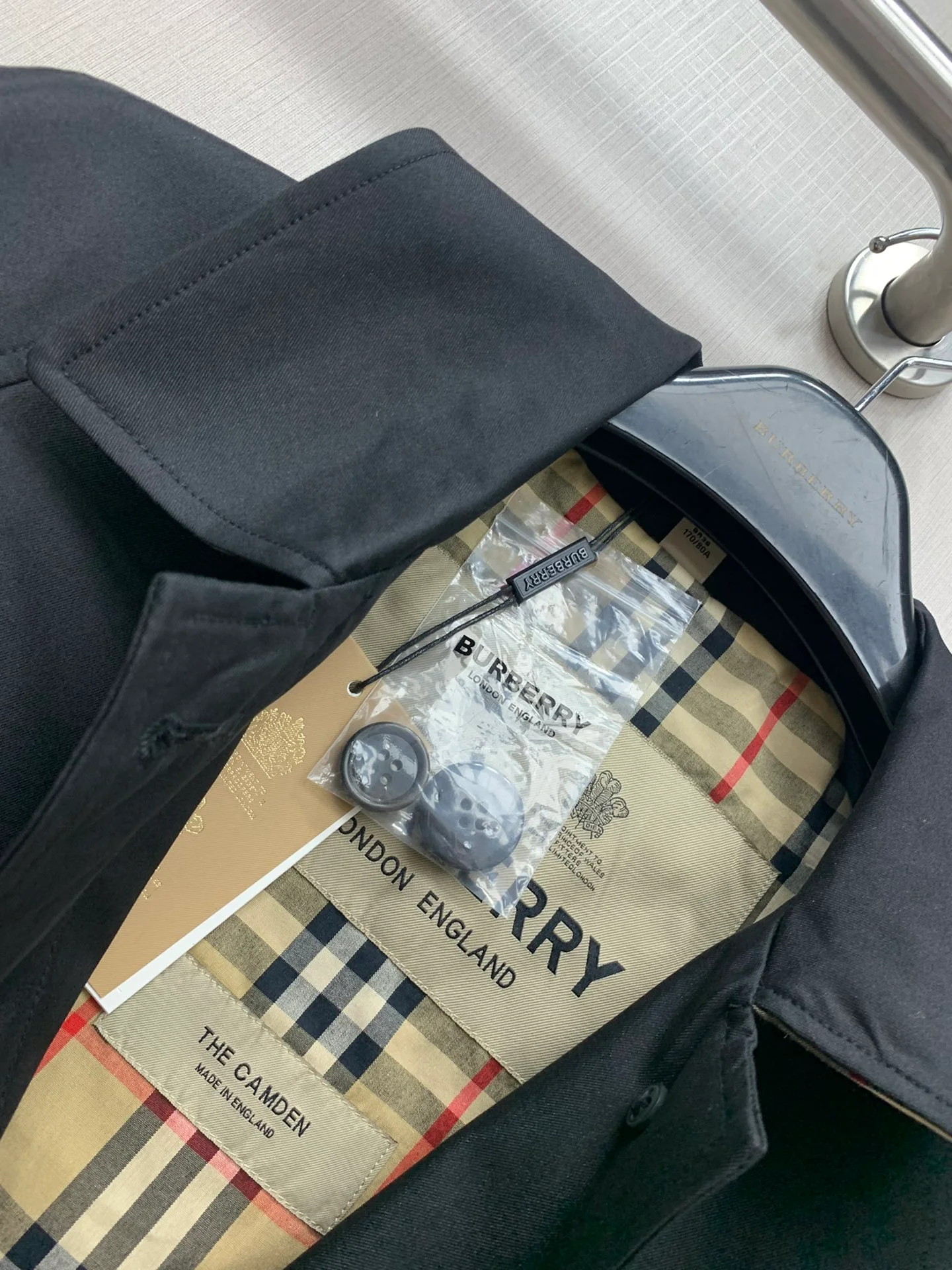 Легкий тренч Burberry 2403 Camden Fit - co-nk4