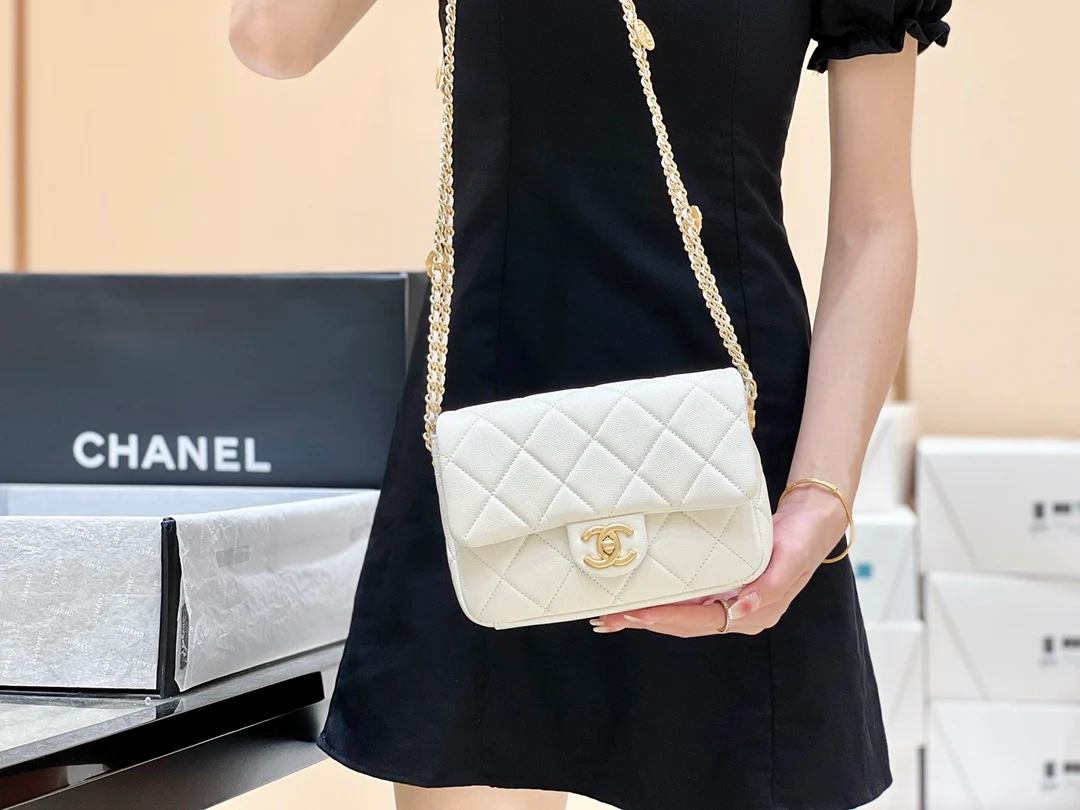 Сумка Chanel CF с цепочкой и монетками — зернистая телячья кожа — маленькая — белая — фотографии, демонстрирующие, как она выглядит на руке.