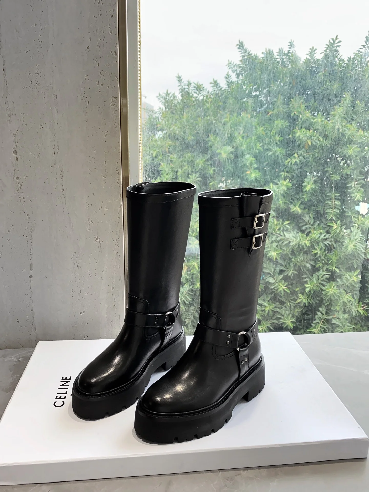 Новинка сезона осень/зима 2022 от Celine — сапоги до середины икры Arc de Triomphe Knight — в стиле Ян Ми.