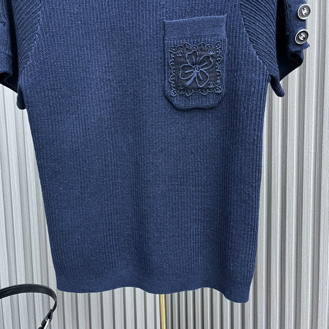 Свитер Chanel 2403 с карманом в виде четырехлистного клевера — синий.