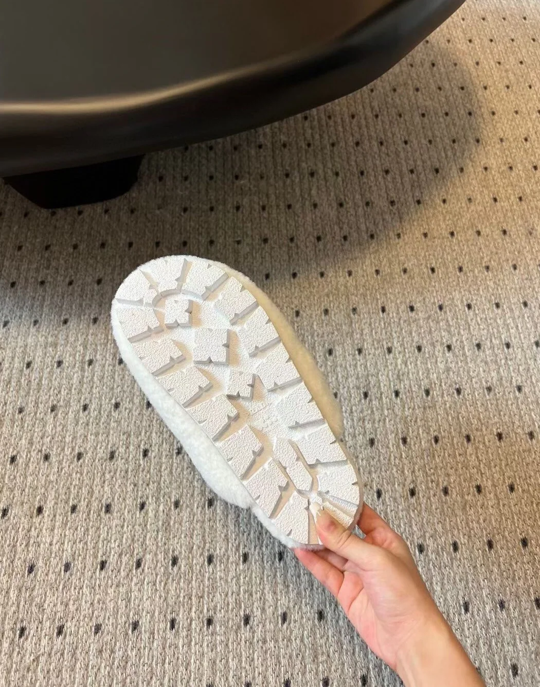 Новинка сезона осень/зима 2023 от Prada - Меховые тапочки с мягким носком - Белые