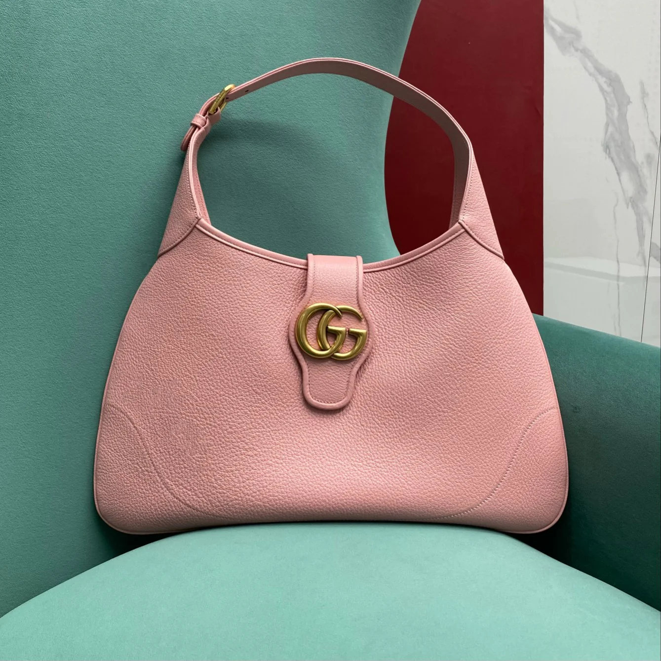Весенняя коллекция Gucci 2023 — Сумка через плечо ?Полумесяц? — Розовая