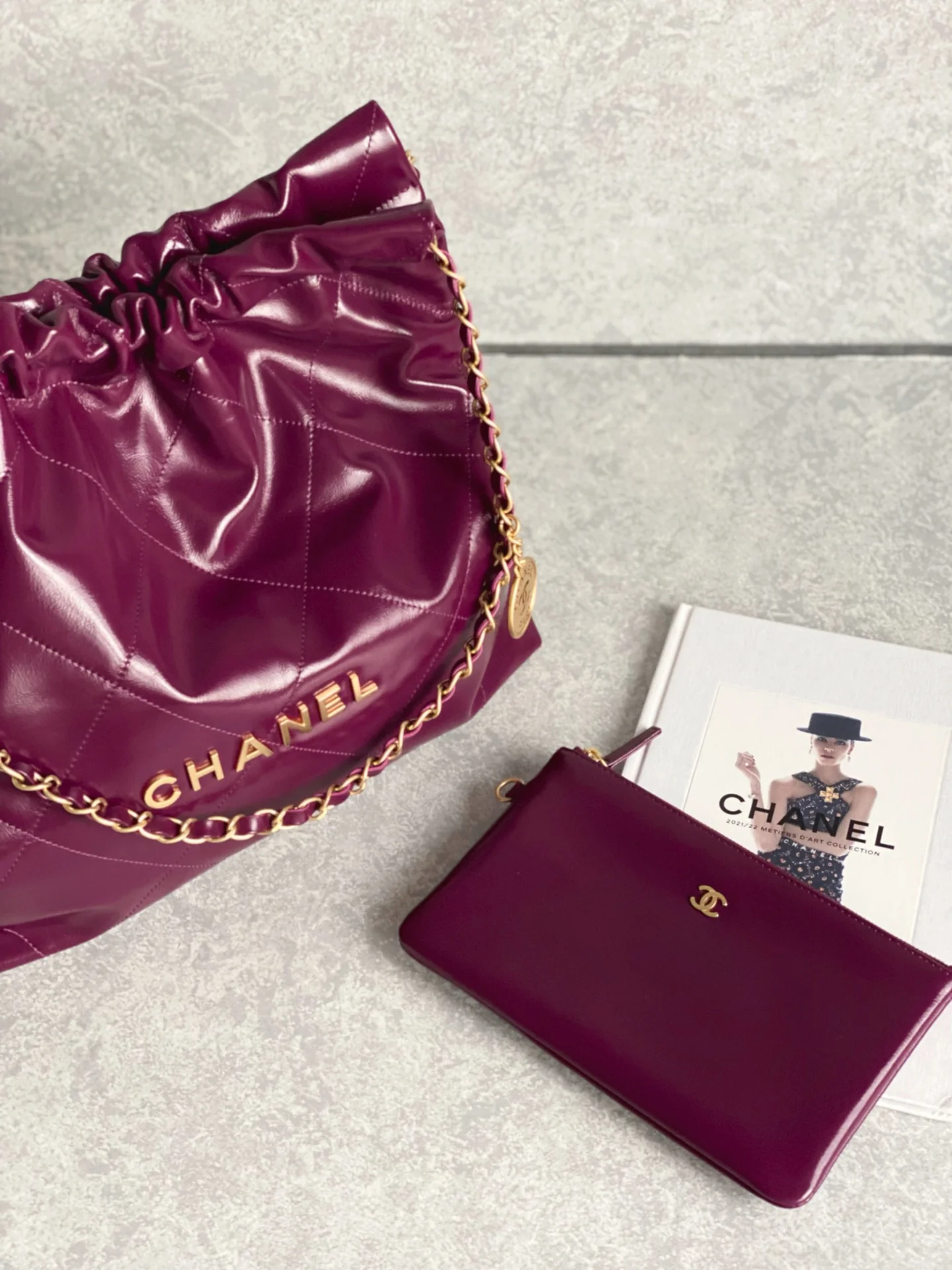 Новинка сезона весна/лето 2023 от Chanel - сумка 22 - маленькая - бордовая