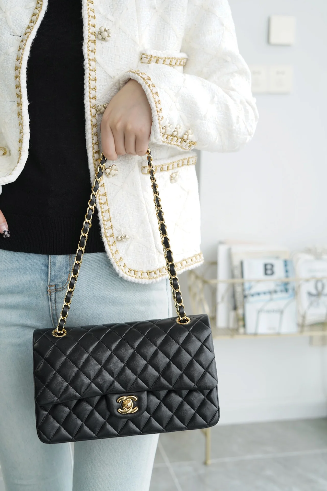 Сумка Chanel CF Medium - 25 см - из черной овечьей кожи с золотой пряжкой - CF25