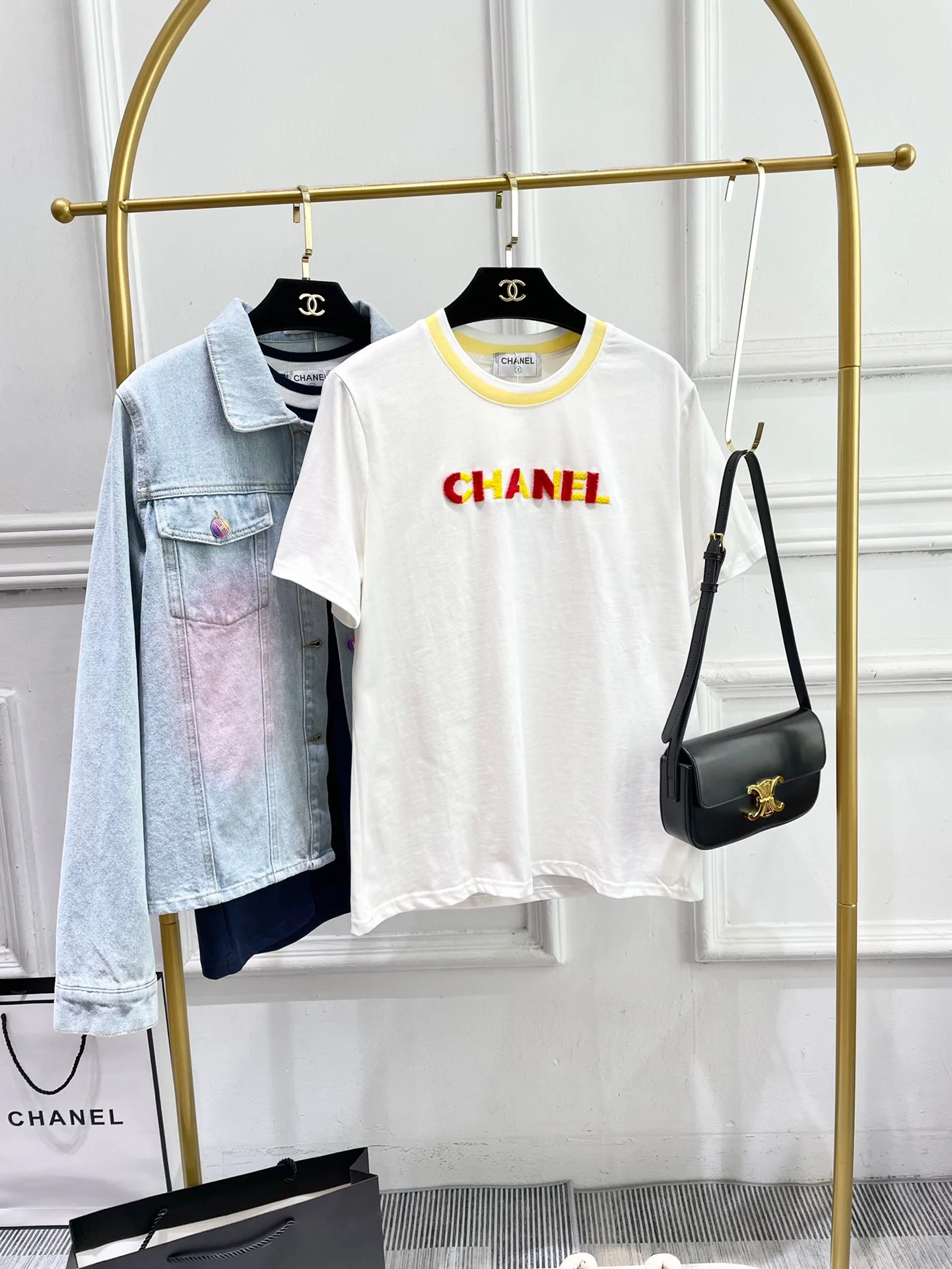 Футболка Chanel 2403 с вышитой 3D-буквой в виде зубной щетки, белая.