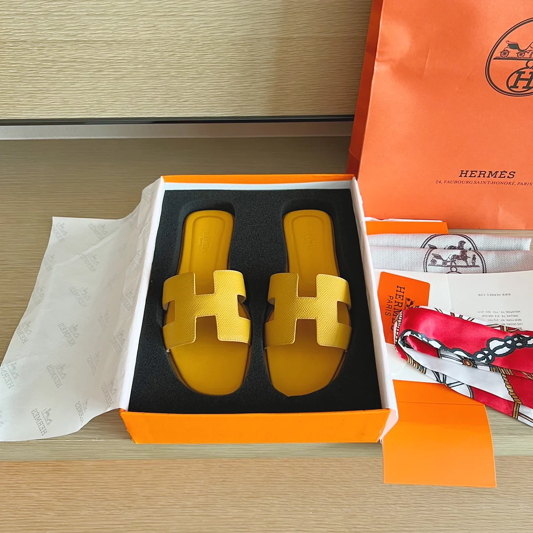 Классические домашние тапочки Hermes H - подошва с принтом пальм, покрывающая всю поверхность стопы - желтые