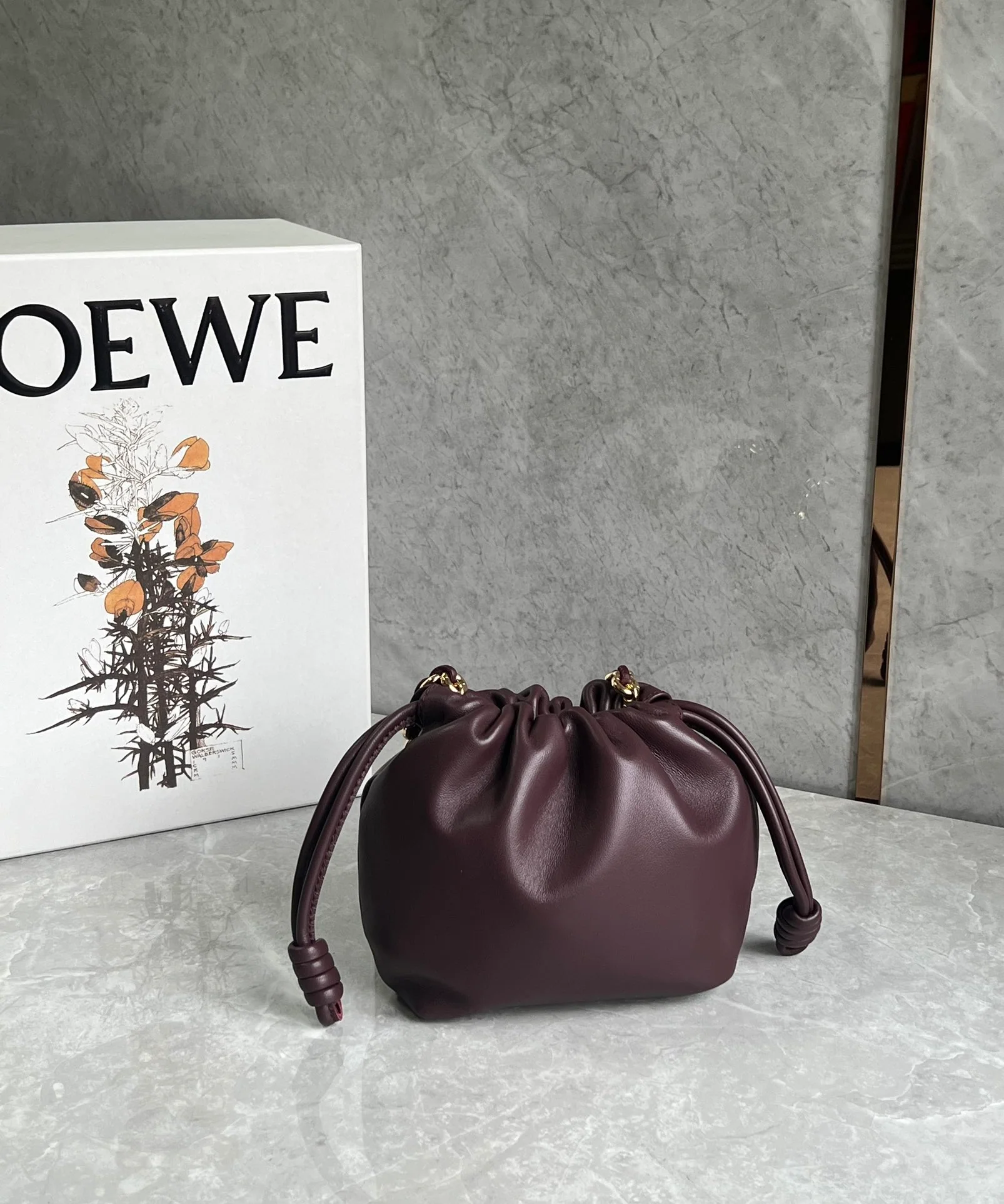 Сумка Loewe Flamenco из овечьей кожи с цепочкой, винно-красная, маленькая.