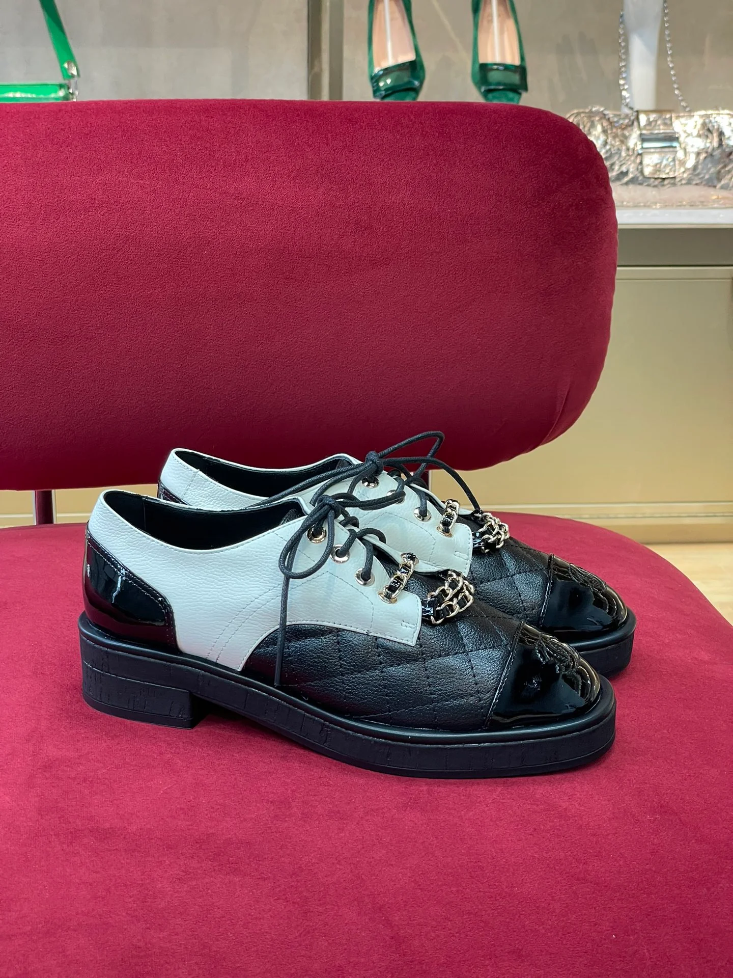 Кожаные туфли Chanel с цепочками — белые и черные