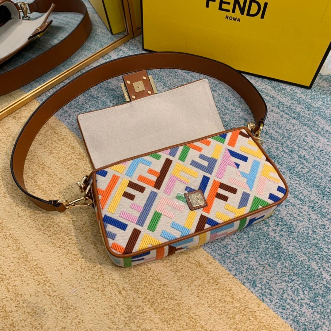 Сумка Fendi Baguette Medium из радужной канвасной ткани