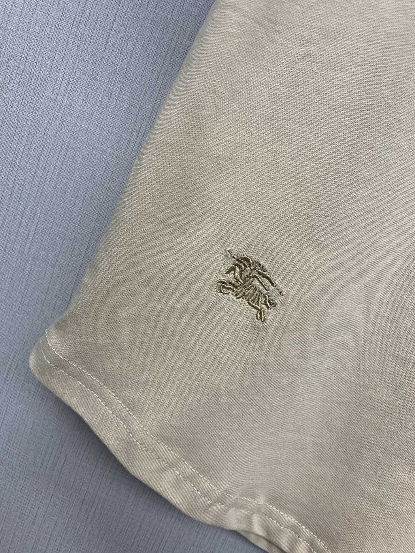 Футболка Burberry 2403-24 ?Ранняя весна? в классическую клетку с вышитой лошадью — коричневая.