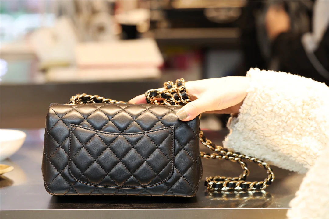 Миниатюрный кулон-значок Chanel CF