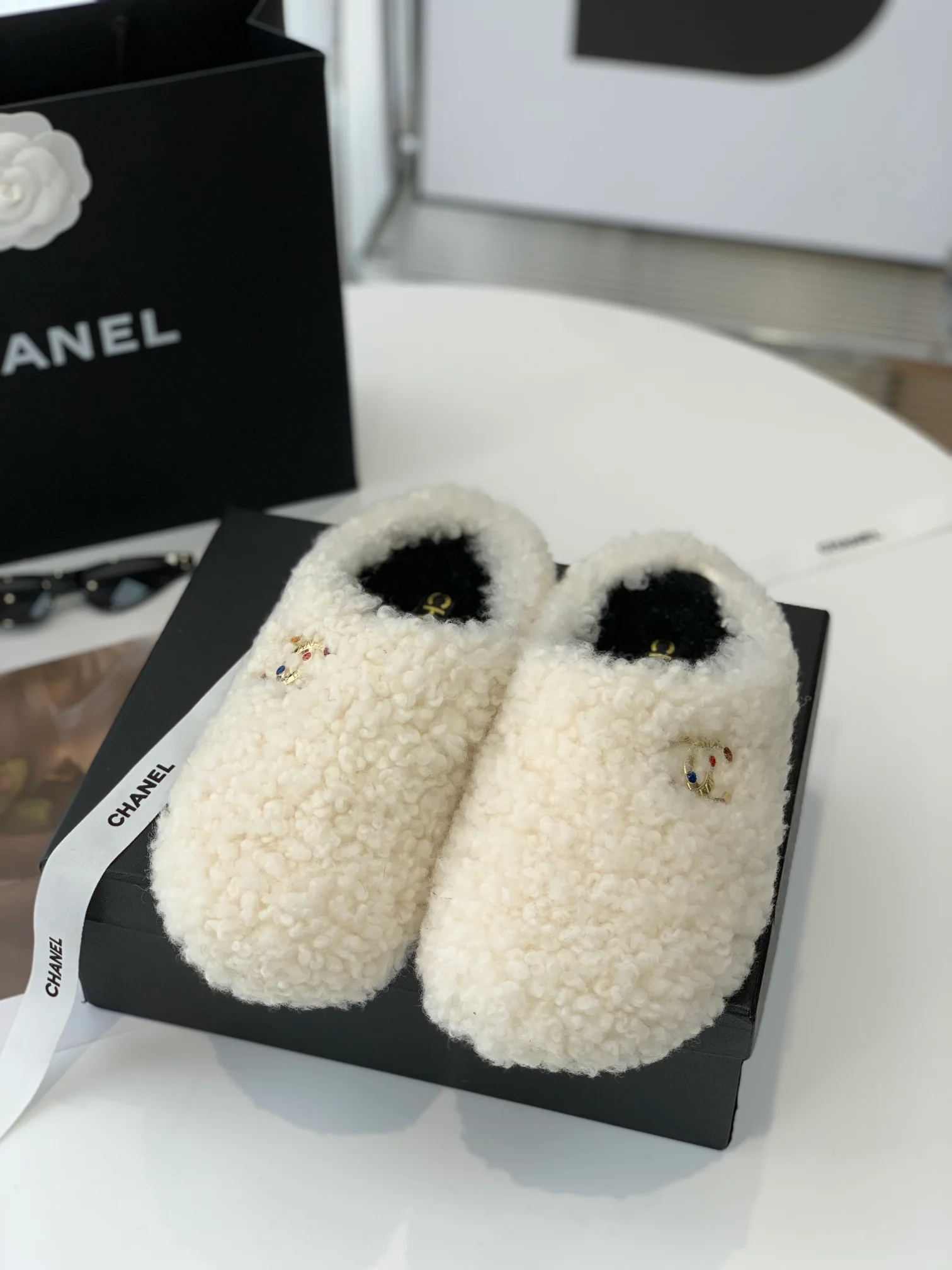 Шерстяные тапочки Chanel 2022 с металлическим логотипом и драгоценными камнями - размеры 35-39-40-41 (изготовлены на заказ)