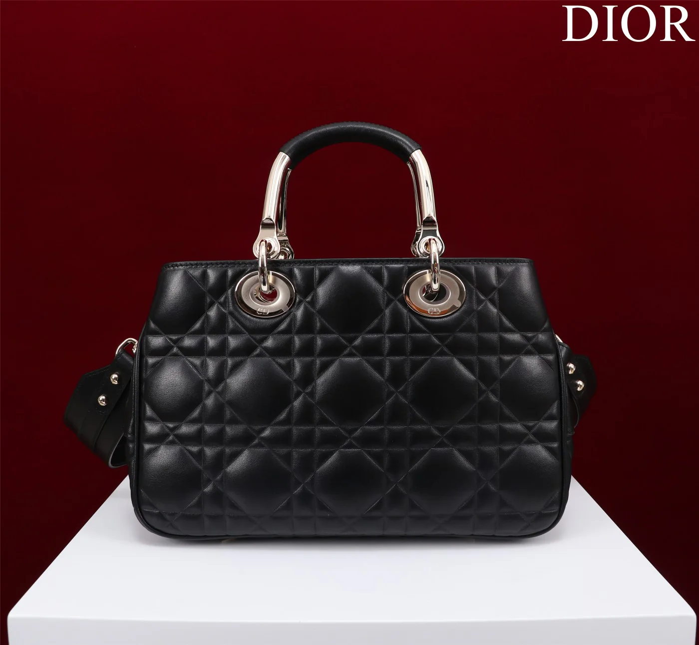 Сумка Dior Lady 95 22, большой размер, черная с золотой фурнитурой.