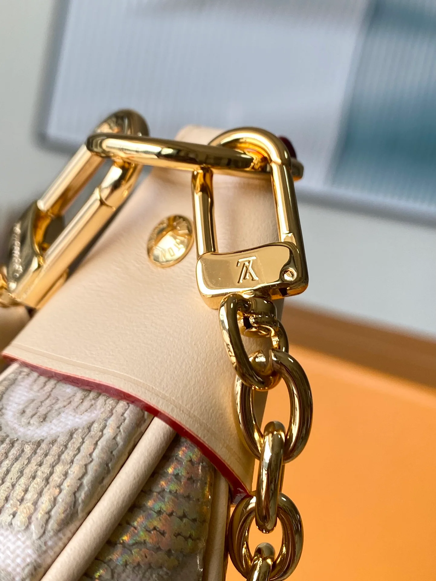 m22928-LV-loop baguette bag-gold-small