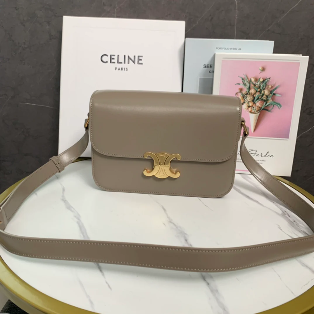 Сумка Celine Triomphe Classic из глянцевой телячьей кожи, цвет ?галька?