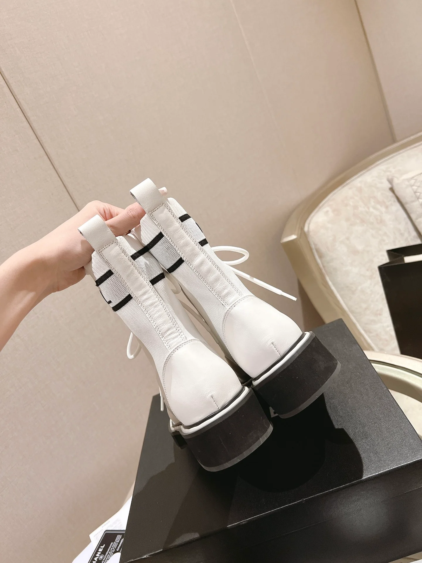 Белые лоферы унисекс в стиле показа Chanel в Париже.