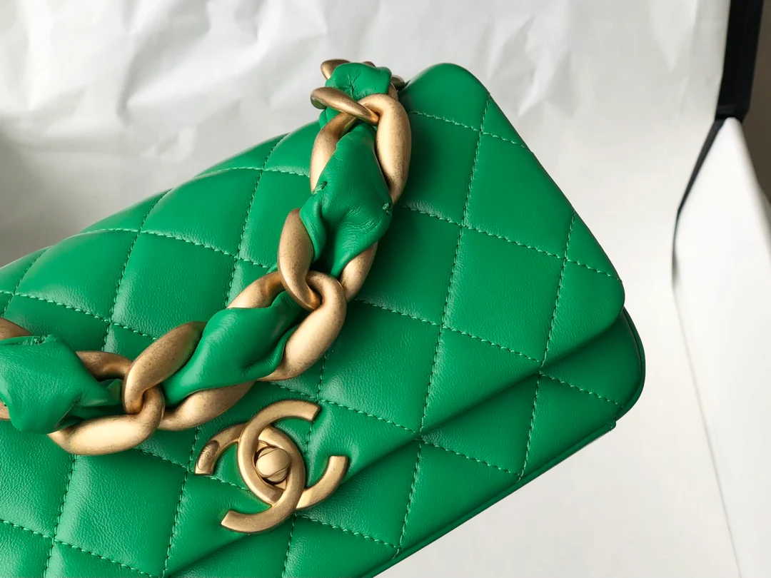 Сумка Chanel из полированной овечьей кожи с стеганым клапаном - зеленая