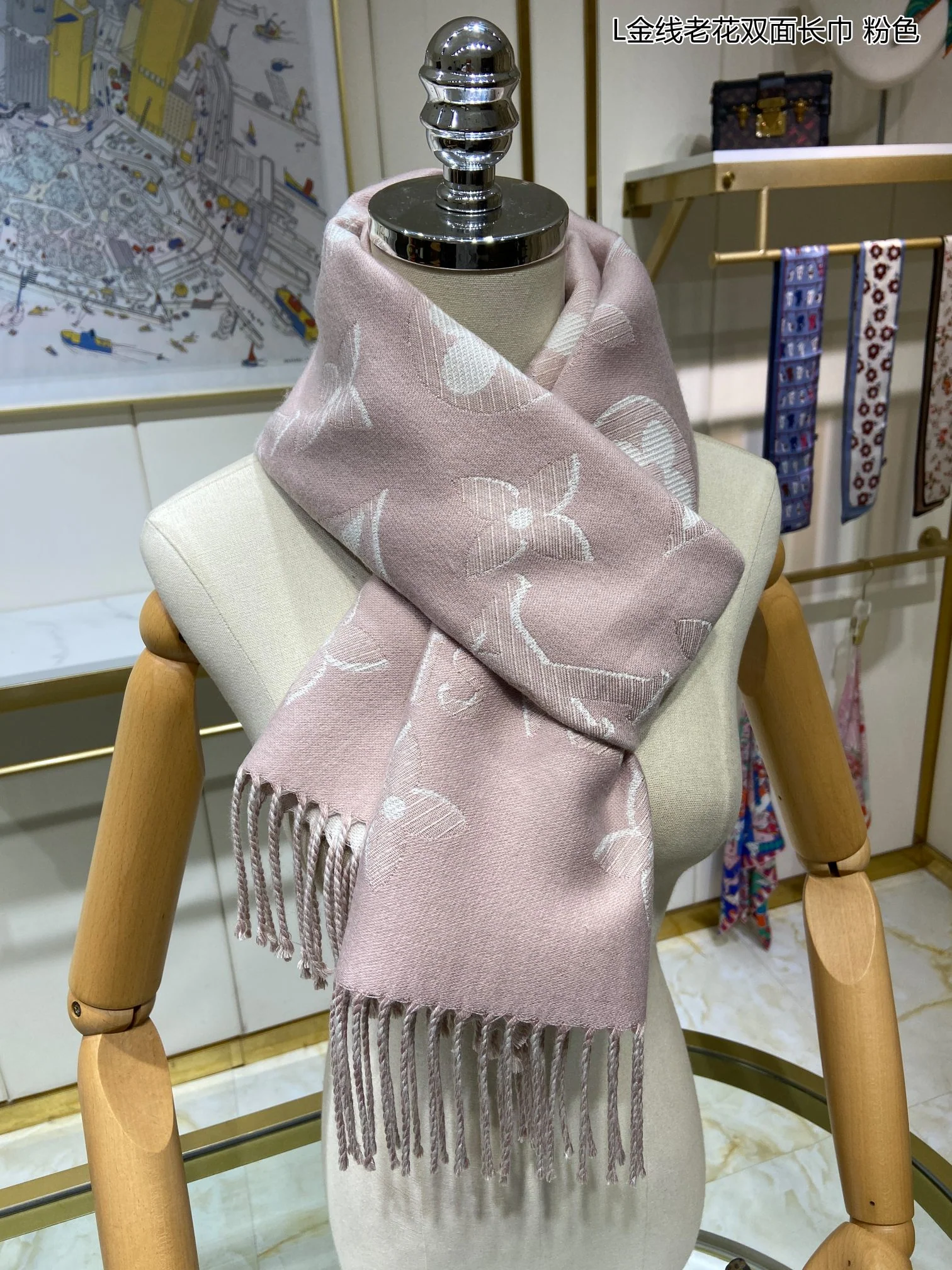 Двусторонний шарф LV с золотой нитью и монограммой - розовый.