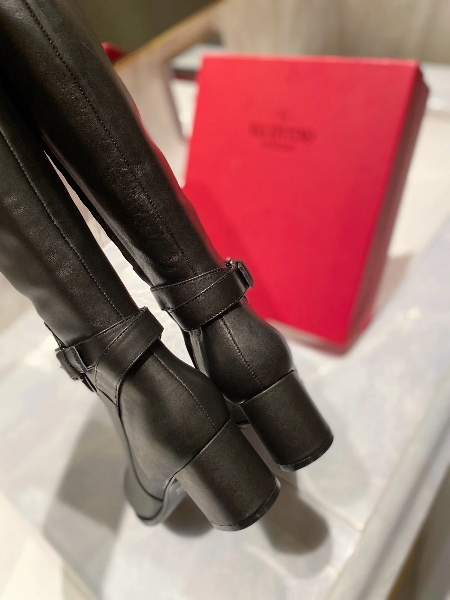 Новинка сезона осень/зима 2022 от Valentino - сапоги из натуральной кожи.