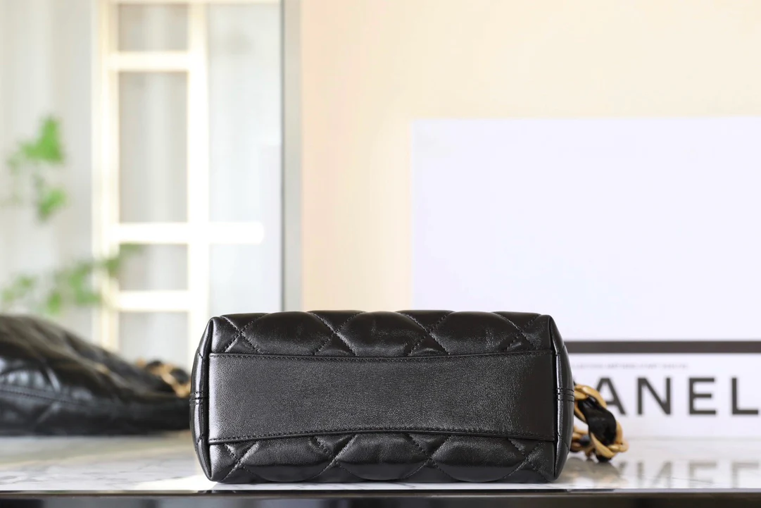 Сумка Chanel 24a Métiers d'Art из глянцевой овечьей кожи, маленькая, черная.