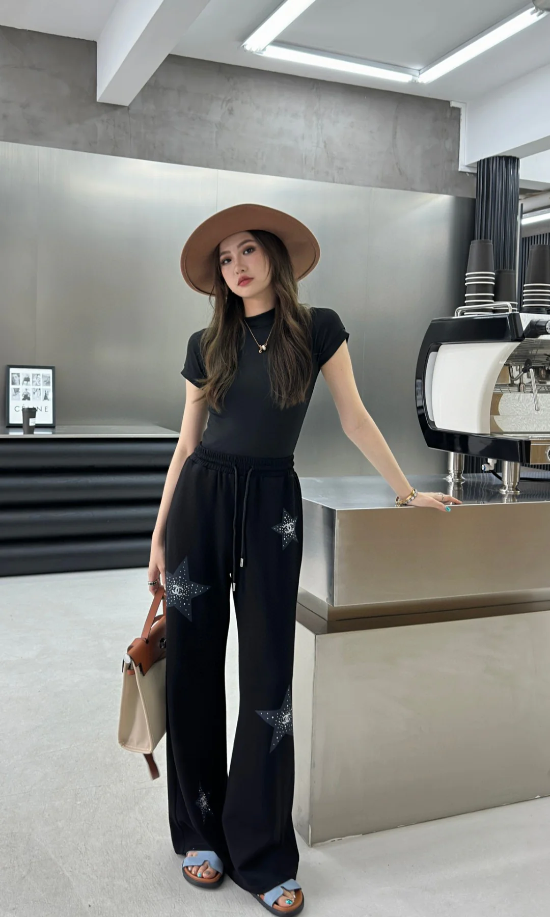 Повседневные брюки Chanel 2403 с цветными блоками и принтом из пенопласта, черные.