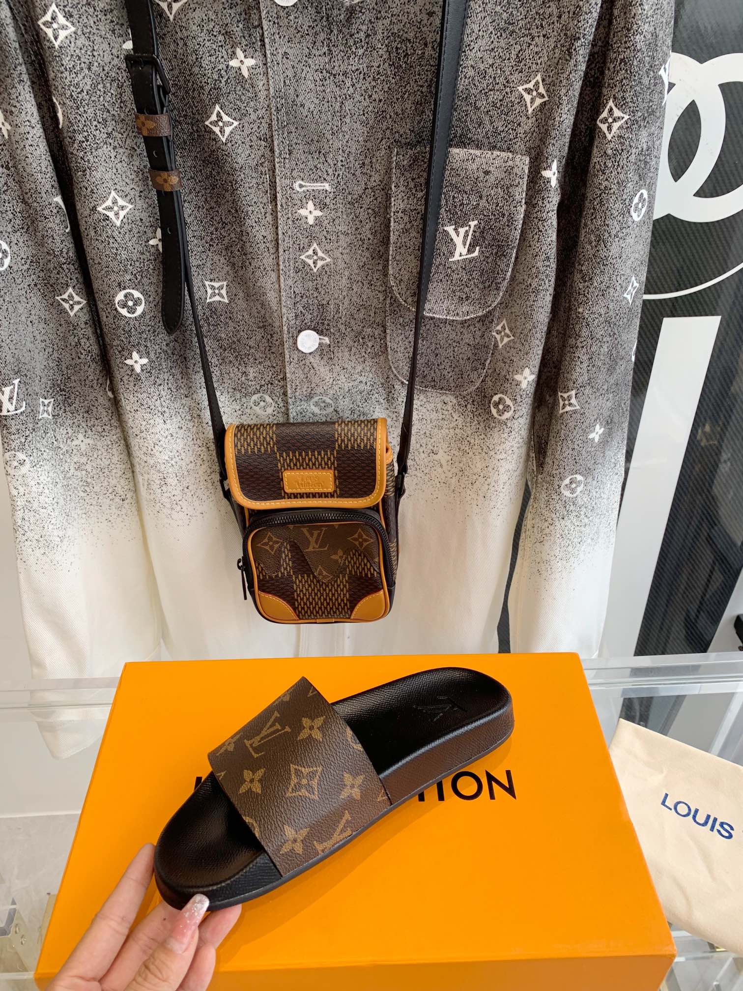 Тапочки с монограммой LV