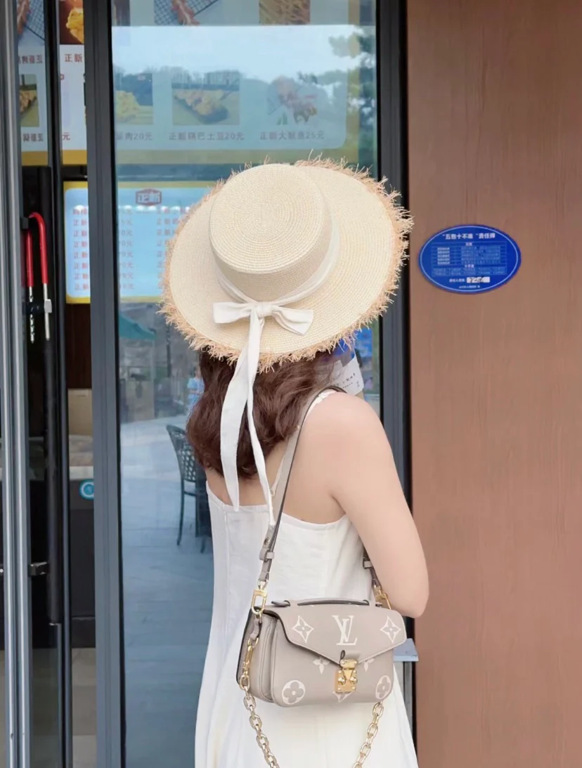 m46596-LV-pochette-metis-east-west-beige