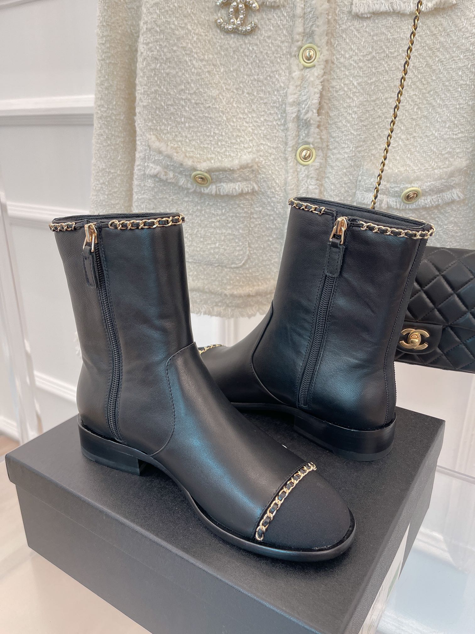 Новинка сезона осень/зима 2023 от Chanel - Ботильоны на массивном каблуке с цепочкой - Черные