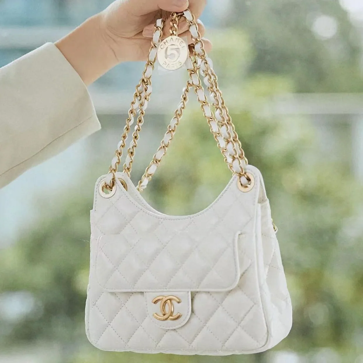 Коллекция Chanel ?Ранняя весна 2023? — сумка-хобо в стиле хиппи — маленькая — белая — 1 шт.