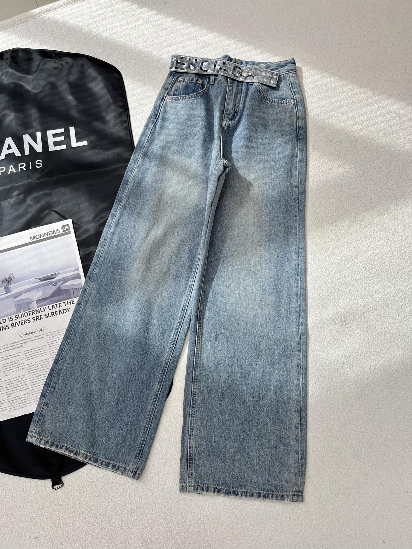 Классические джинсы Balenciaga 2403 с едва заметной надписью из страз.