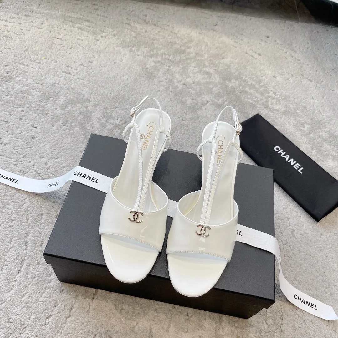 Новинка сезона весна/лето 2023 от Chanel - Босоножки на среднем каблуке с жемчужным верхом - Белые