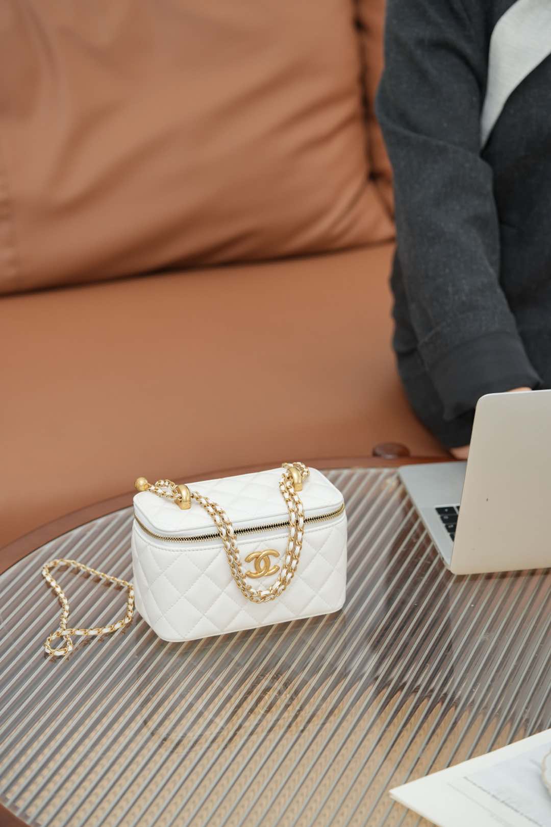 Chanel - ??? - Длинная сумка-коробочка с двойной золотой бусиной - Белая с золотой пряжкой