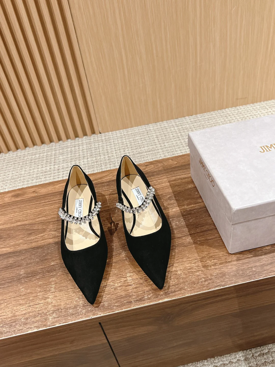 Туфли ?Мэри Джейн? от Jimmy с ремешком, украшенным стразами — черные.