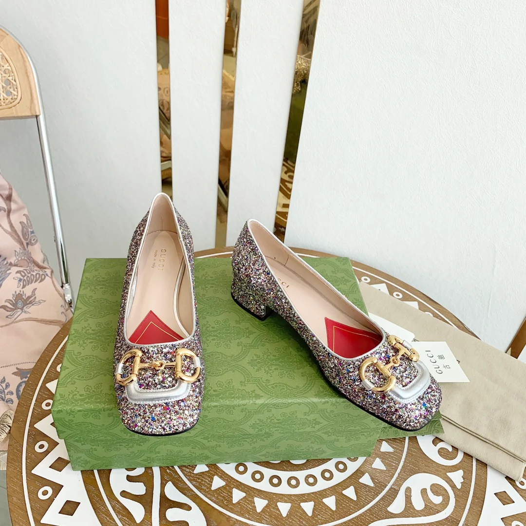 Весенняя коллекция Gucci 2021 — Туфли на массивном каблуке с пряжкой в ??виде конской уздечки — 1