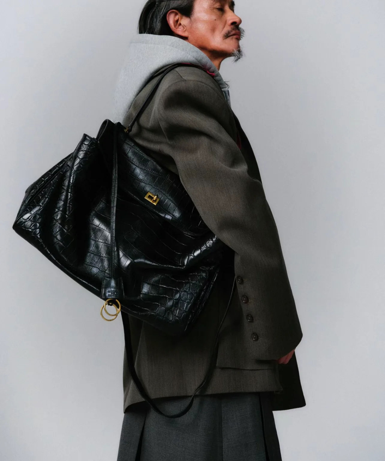 Сумка Balenciaga Rodeo, длина 39,8 см, крокодиловая кожа, фурнитура черного и золотого цвета, серебряная застежка.