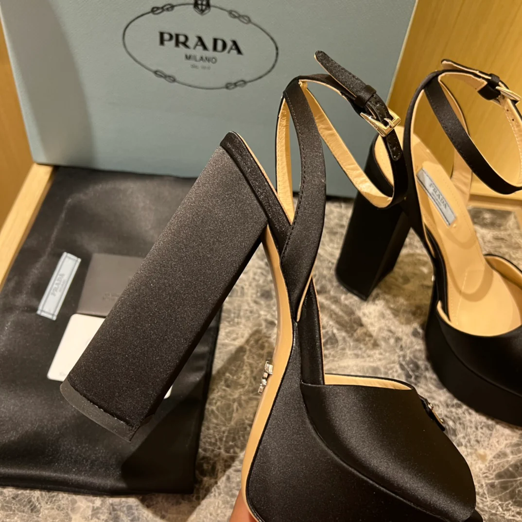 Prada - Атласные босоножки на высоком каблуке на платформе - Черные