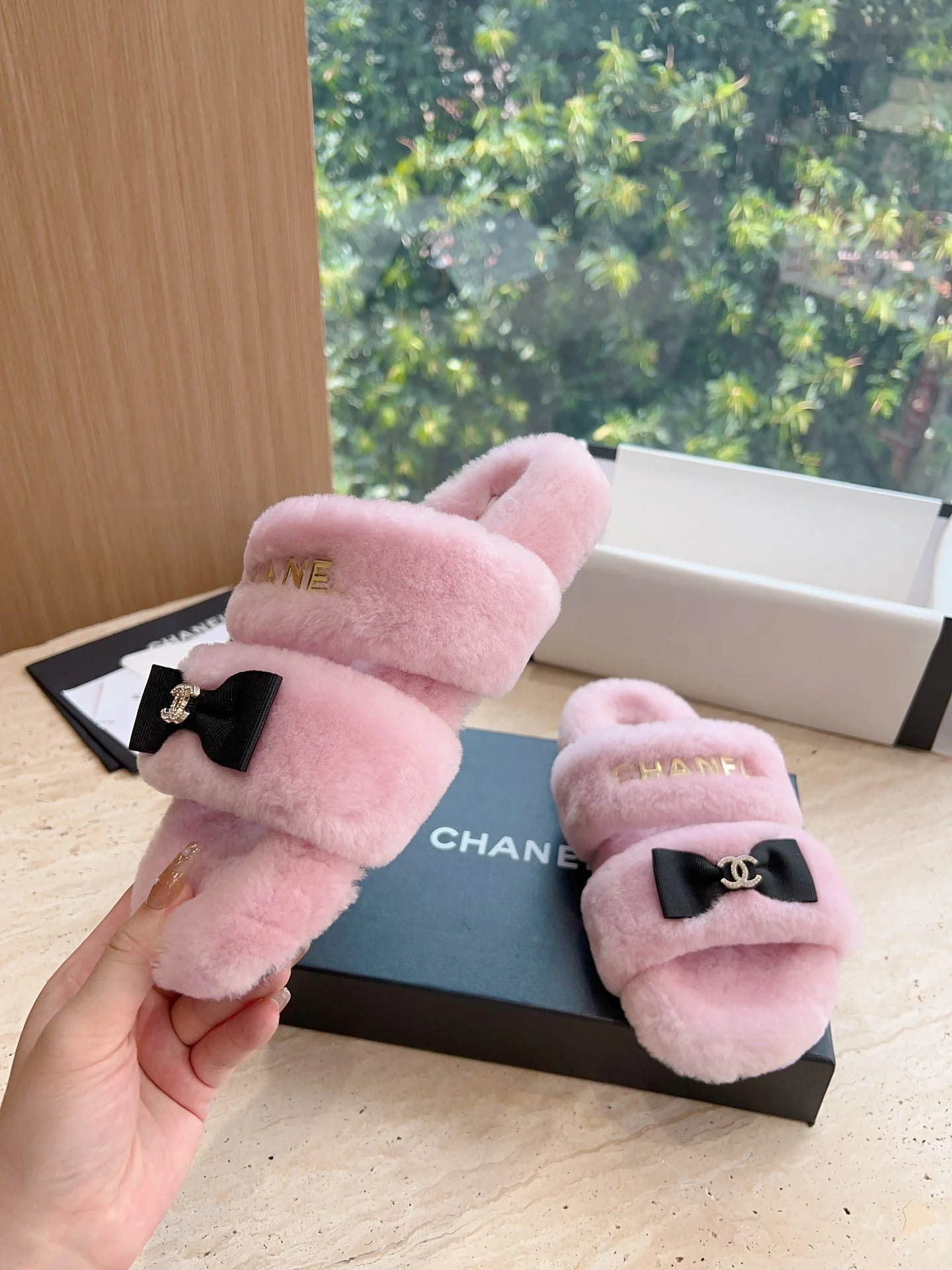 Новинка 2023 года от Chanel - Меховые тапочки - Розовые с бантиком