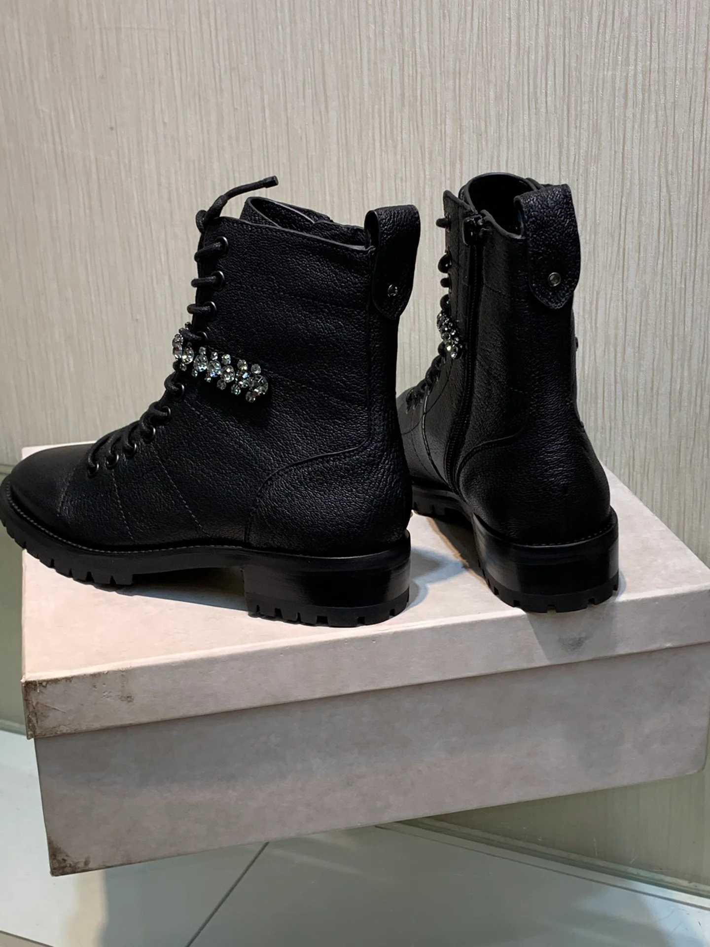 Jimmy - Новинка сезона осень/зима 2022 - Женские сапоги, украшенные стразами Swarovski