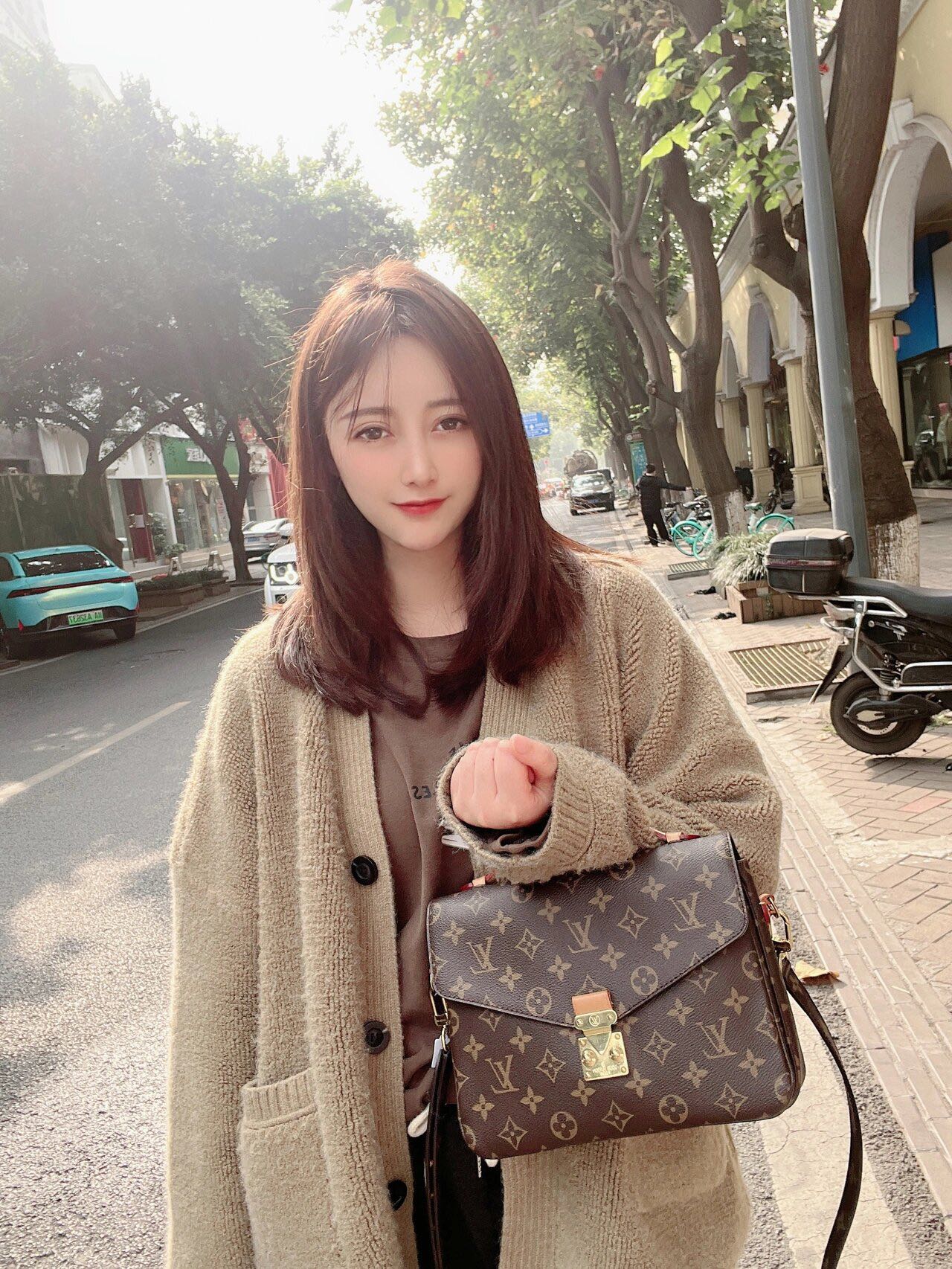 m44875-LV-pochette-metis-handbag/crossbody bag