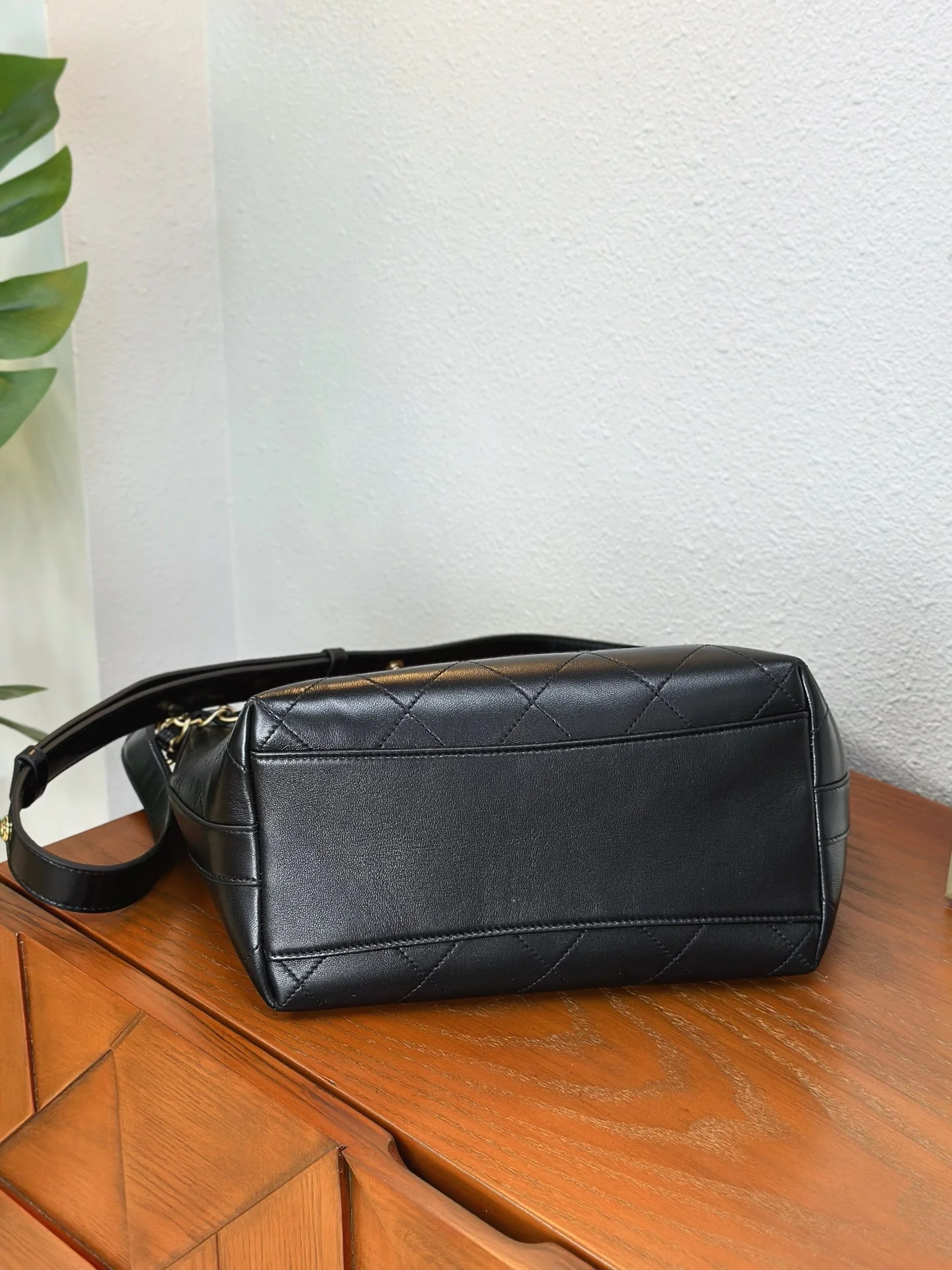 Сумка Chanel в стиле хиппи с золотой монетой 25 пенсов — черно-золотая.