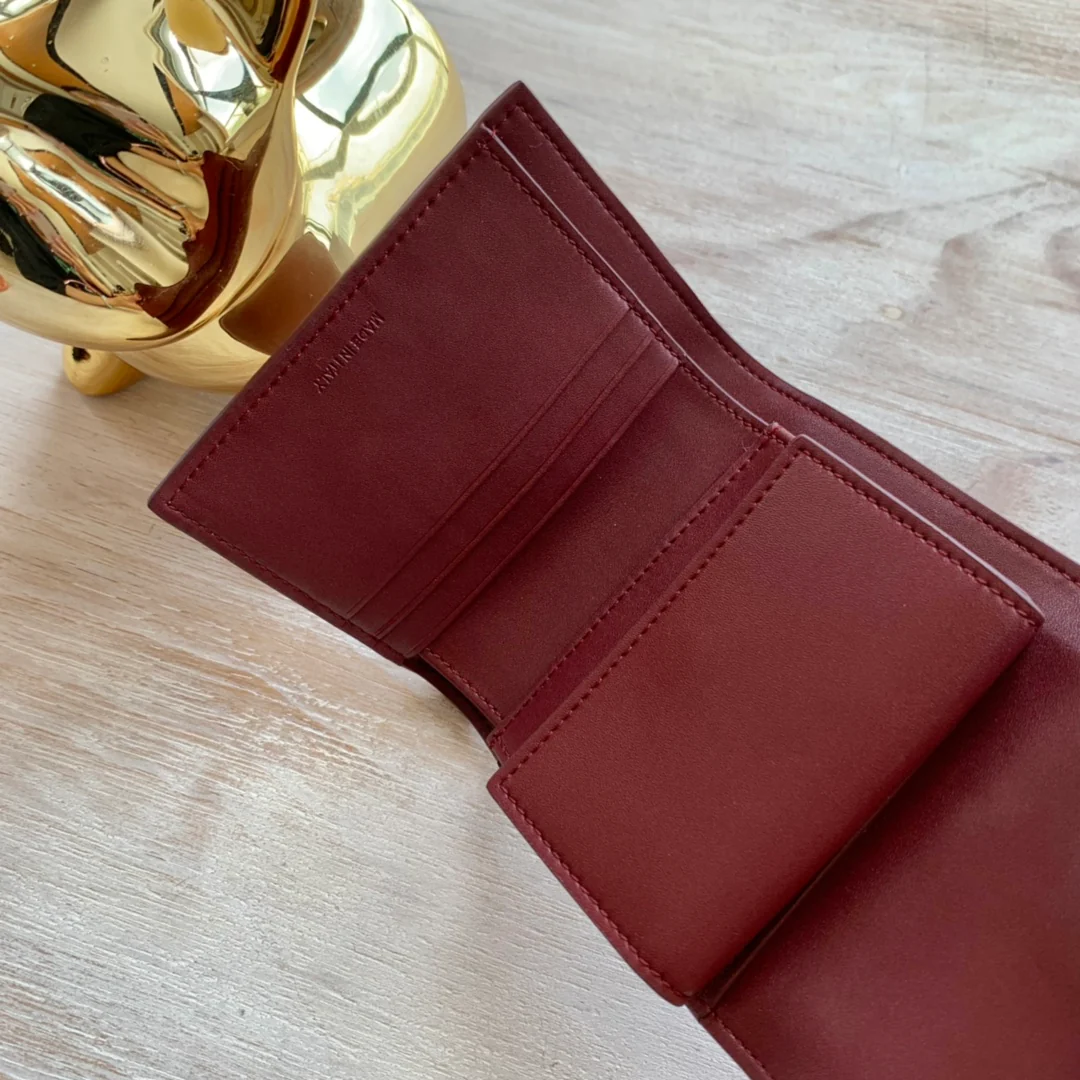 Celine TRIOMPHE 小号亮泽羊皮翻盖钱包-酒红