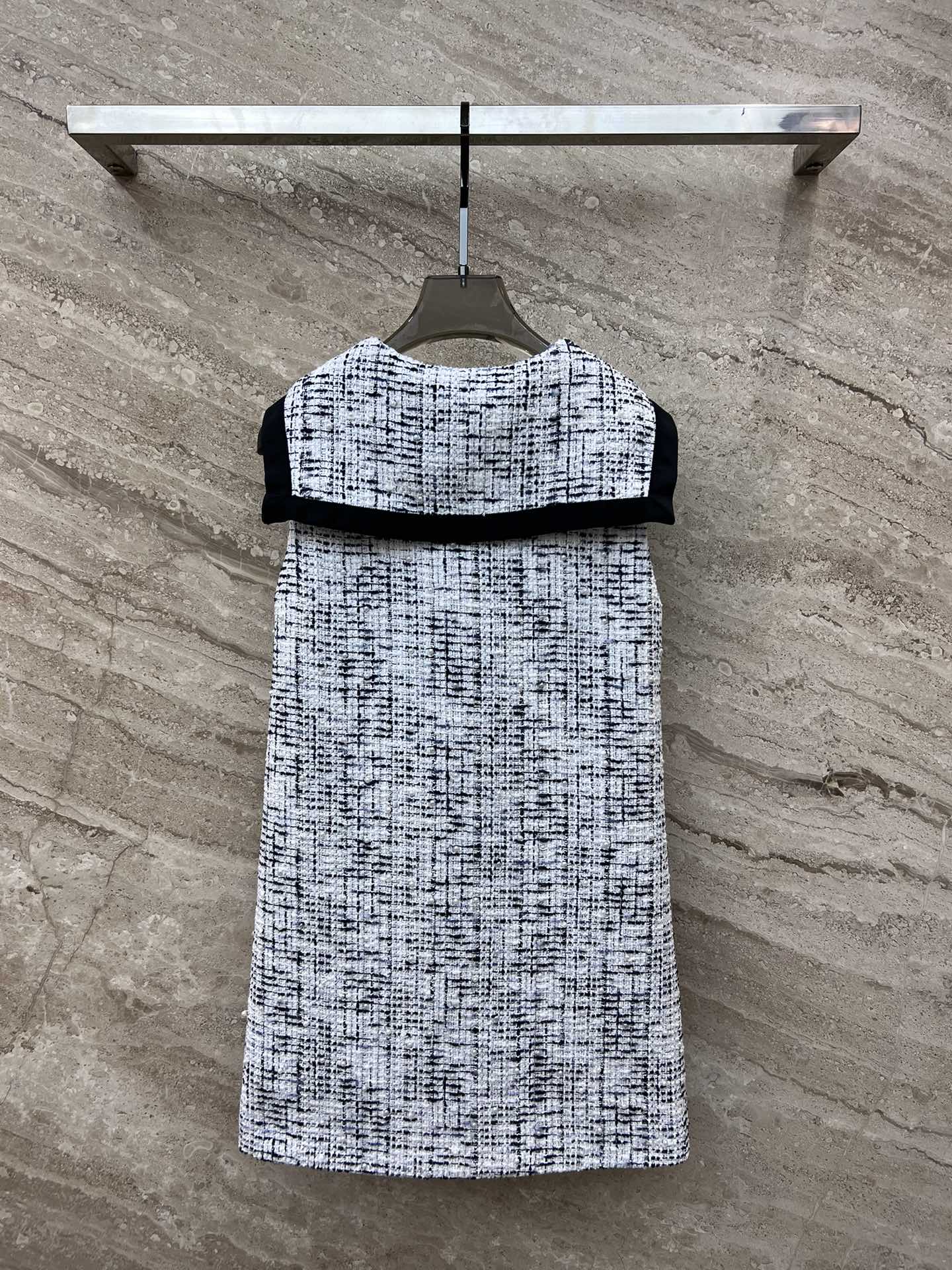 Chanel 2403 - Прочное шерстяное платье с воротником в морском стиле, украшенное жемчугом.