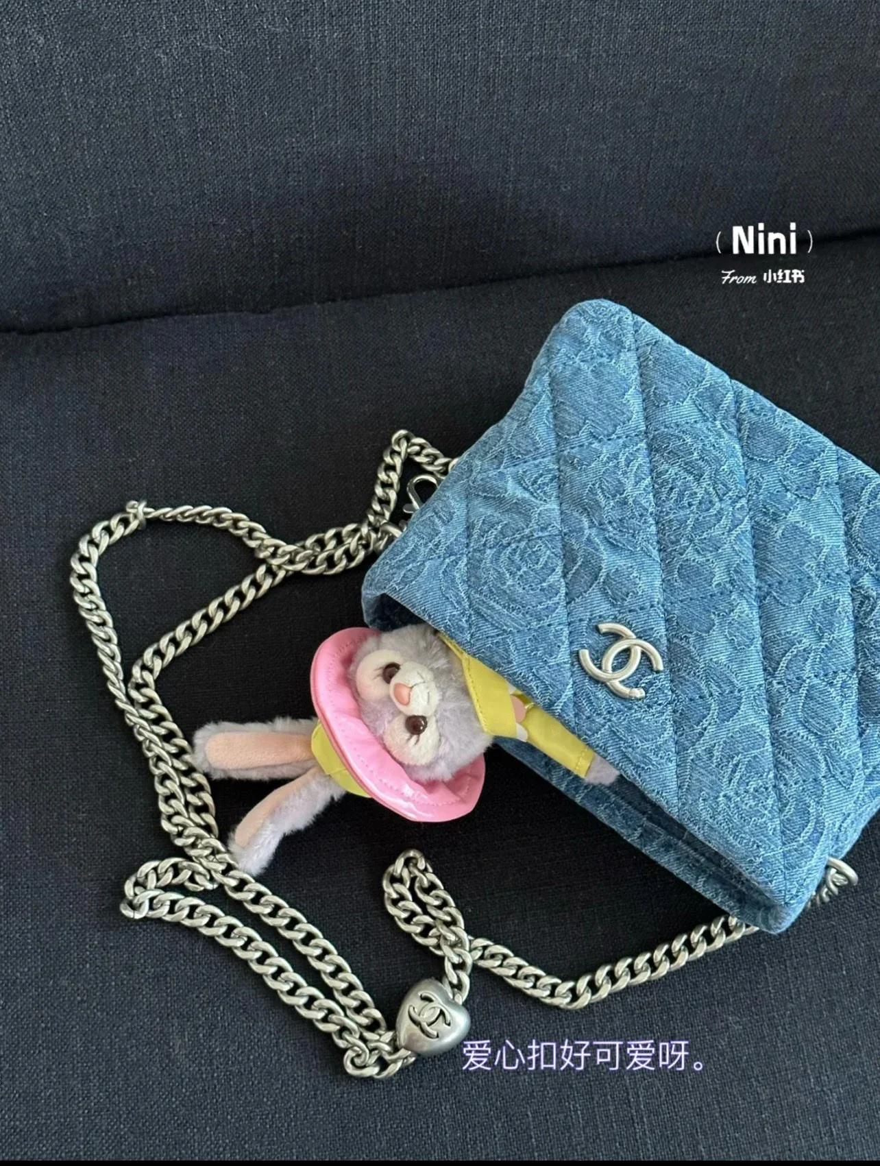 Коллекция Chanel Весна/Лето 2023 - Сумка-хобо из денима с застежкой в ??виде сердца и камелии