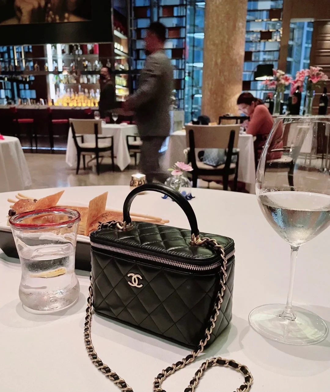 Сумка-коробочка Chanel с кожаной ручкой, длинная, черная.